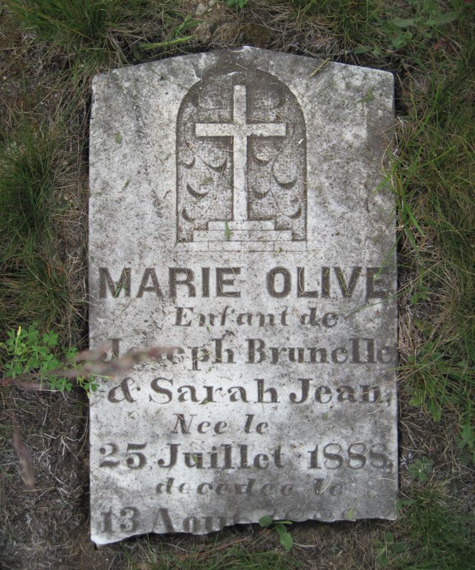 Grave stone that reads: "Marie Olive, enfant de Joseph Brunelle & Sarah Jean, née le 25 juillet 1888, décédée le 13 août..."